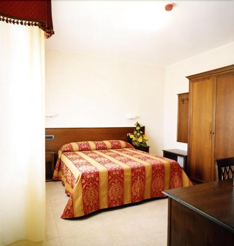 Hotel Tiziana Montepulciano Stazione Extérieur photo