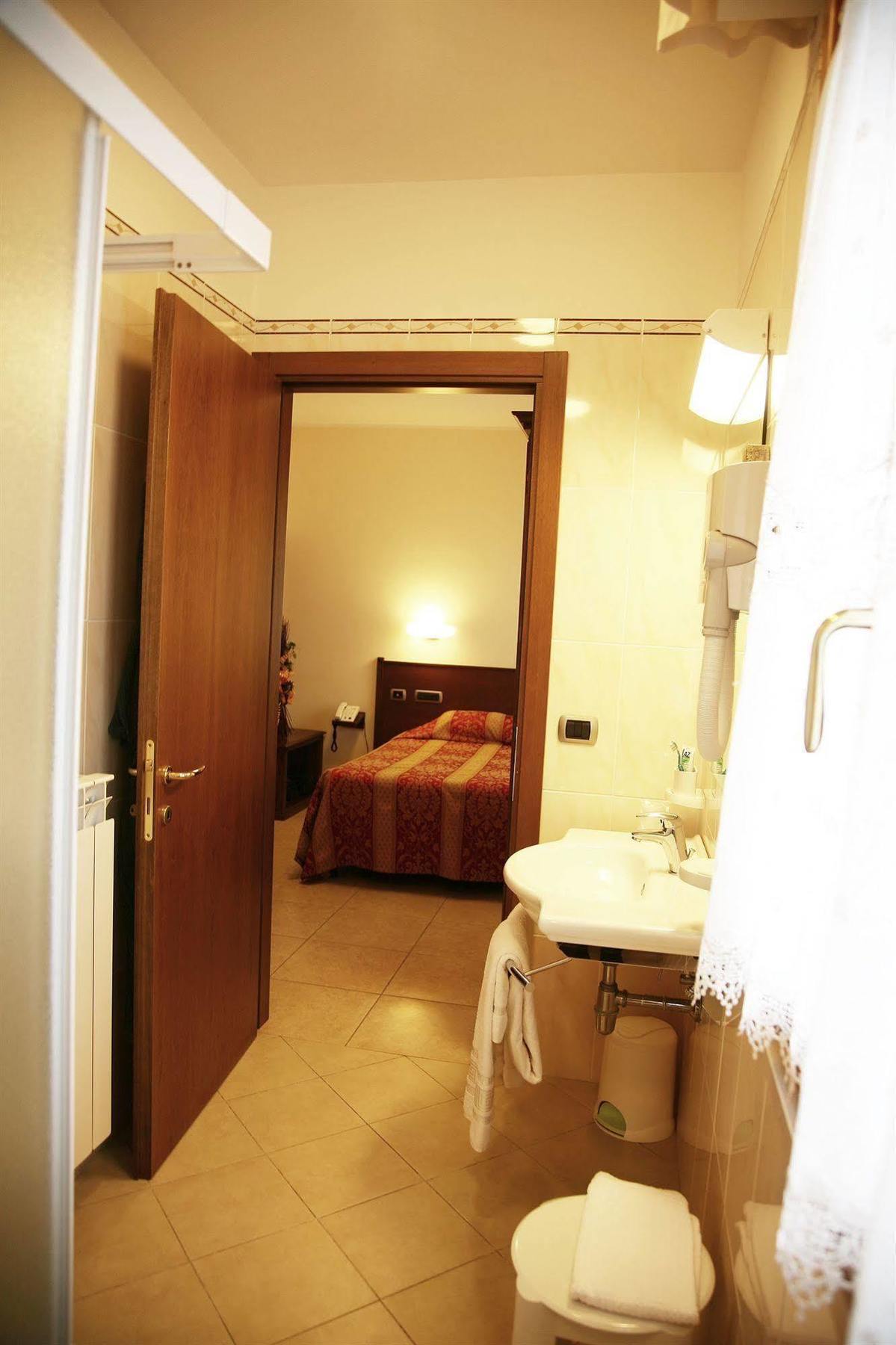 Hotel Tiziana Montepulciano Stazione Extérieur photo